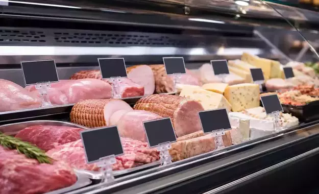 Zdjecie newsa Cenówki i etykiety laminowane w ladach chłodniczych – praktyczny poradnik dla sklepów: jak oznaczać produkty zgodnie z przepisami, higienicznie i czytelnie dla klienta